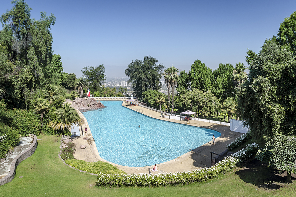PISCINA TUPAHUE:  un encuentro místico con Santiago y su identidad